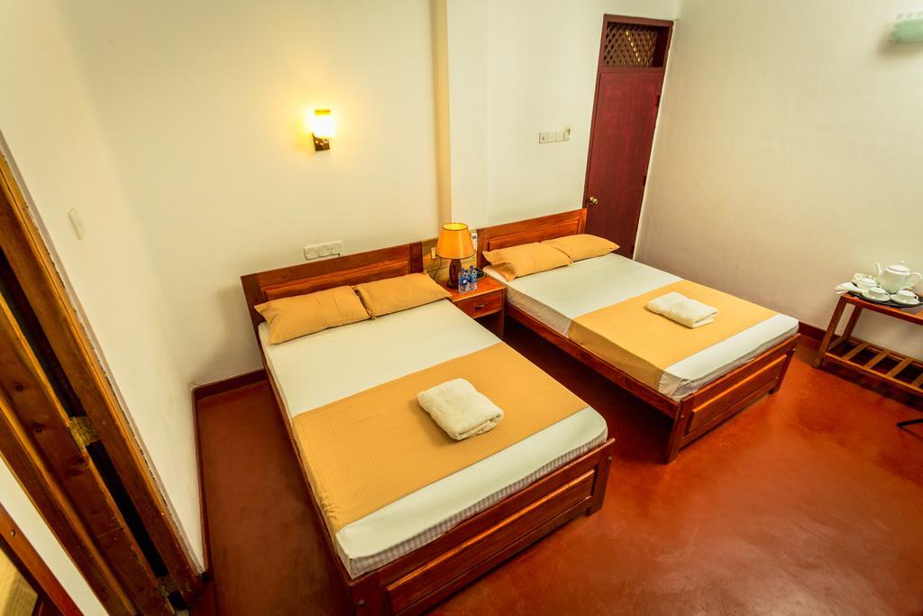 Dayanithi Guest House Jaffna Esterno foto