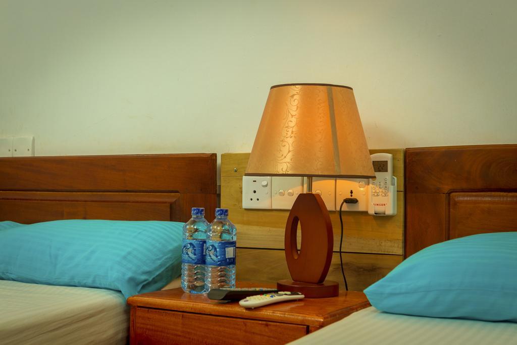Dayanithi Guest House Jaffna Esterno foto