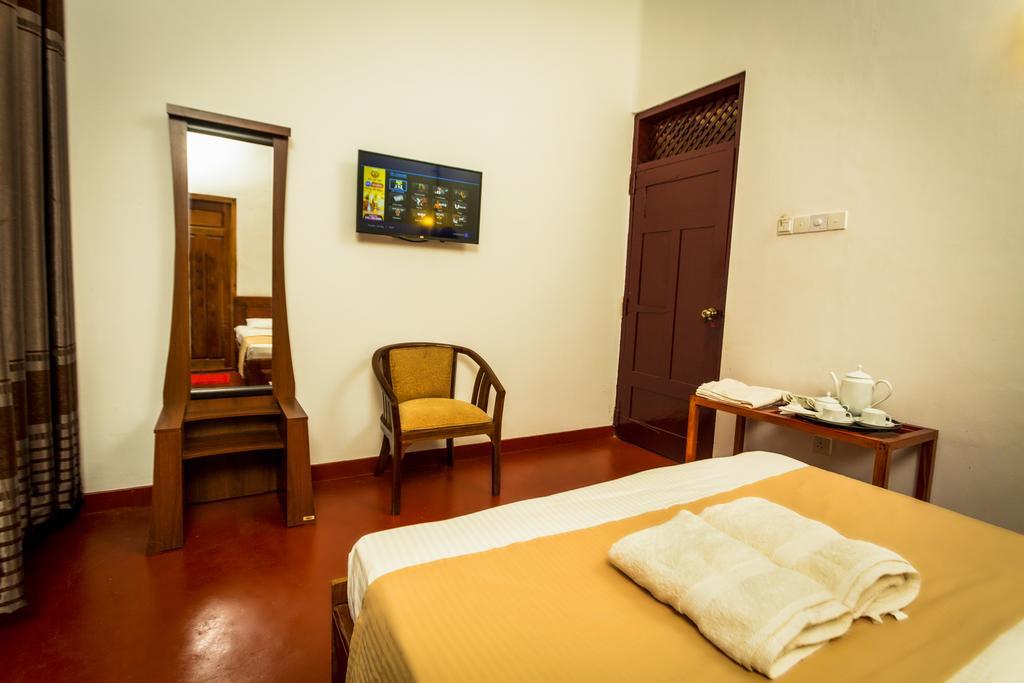 Dayanithi Guest House Jaffna Esterno foto