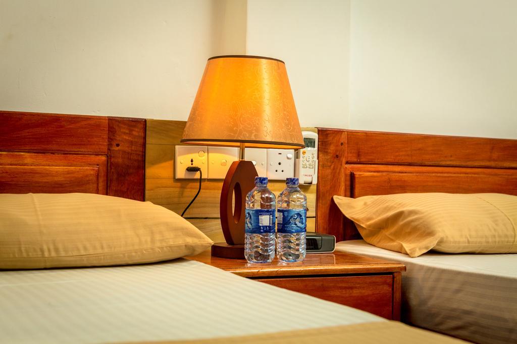 Dayanithi Guest House Jaffna Esterno foto
