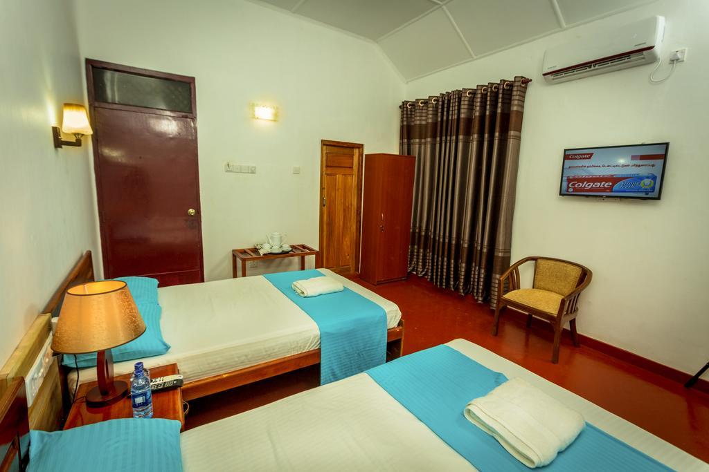 Dayanithi Guest House Jaffna Esterno foto