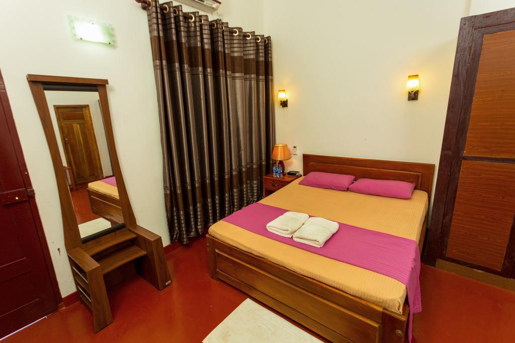 Dayanithi Guest House Jaffna Esterno foto