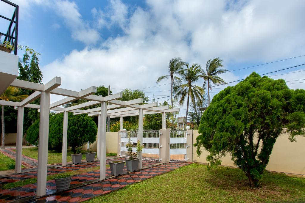 Dayanithi Guest House Jaffna Esterno foto