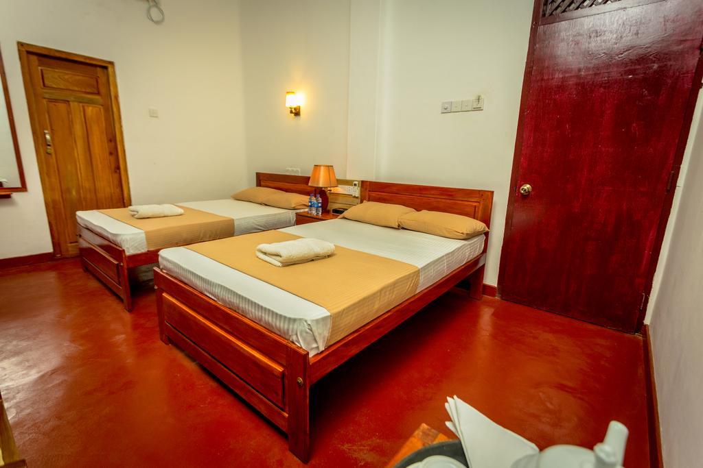 Dayanithi Guest House Jaffna Esterno foto