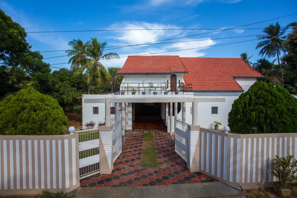Dayanithi Guest House Jaffna Esterno foto