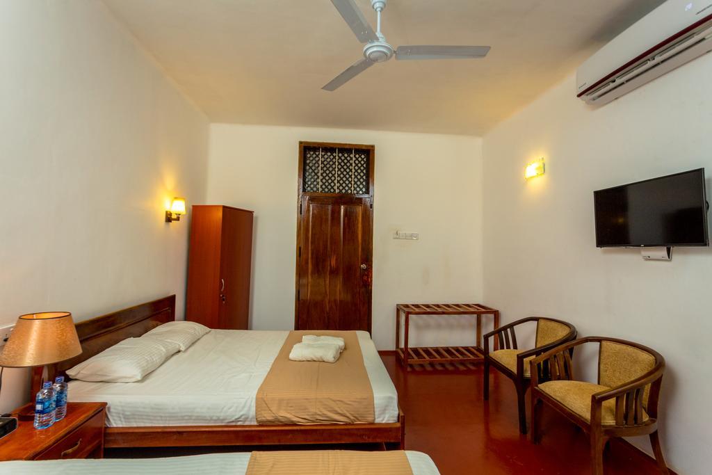 Dayanithi Guest House Jaffna Esterno foto