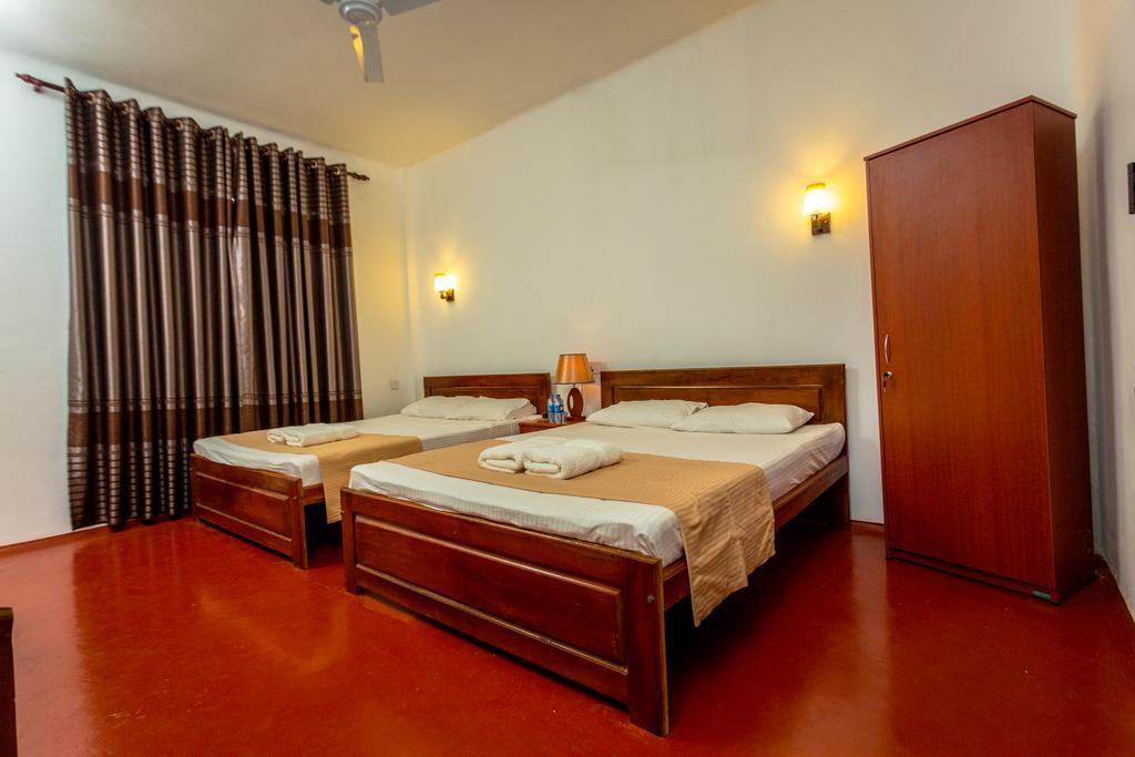 Dayanithi Guest House Jaffna Esterno foto
