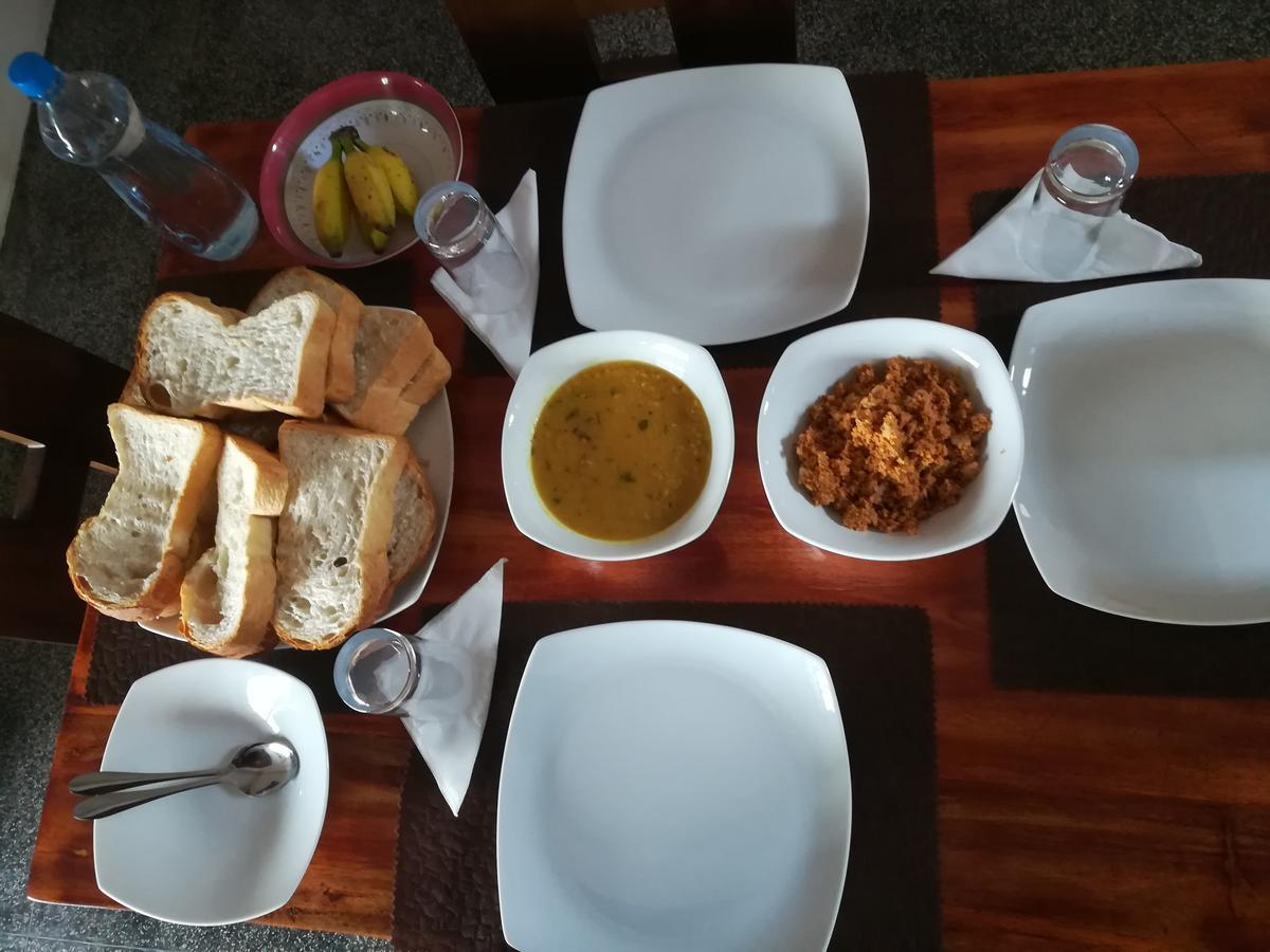 Dayanithi Guest House Jaffna Esterno foto