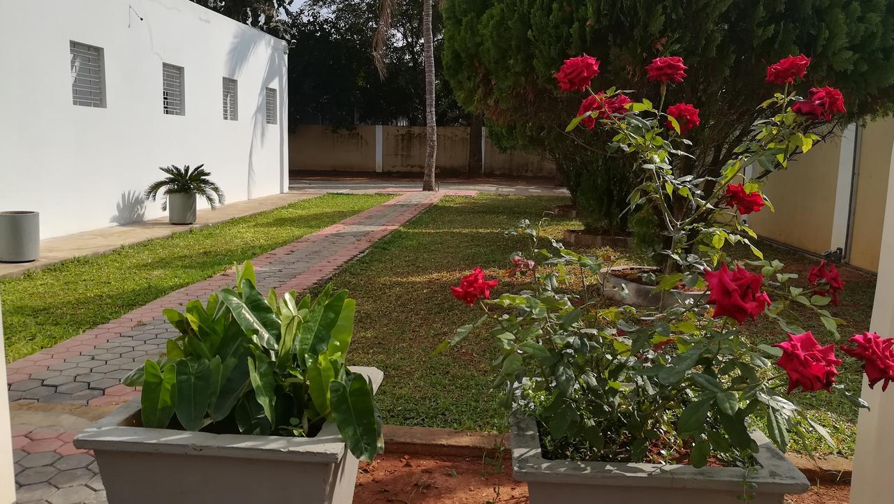 Dayanithi Guest House Jaffna Esterno foto