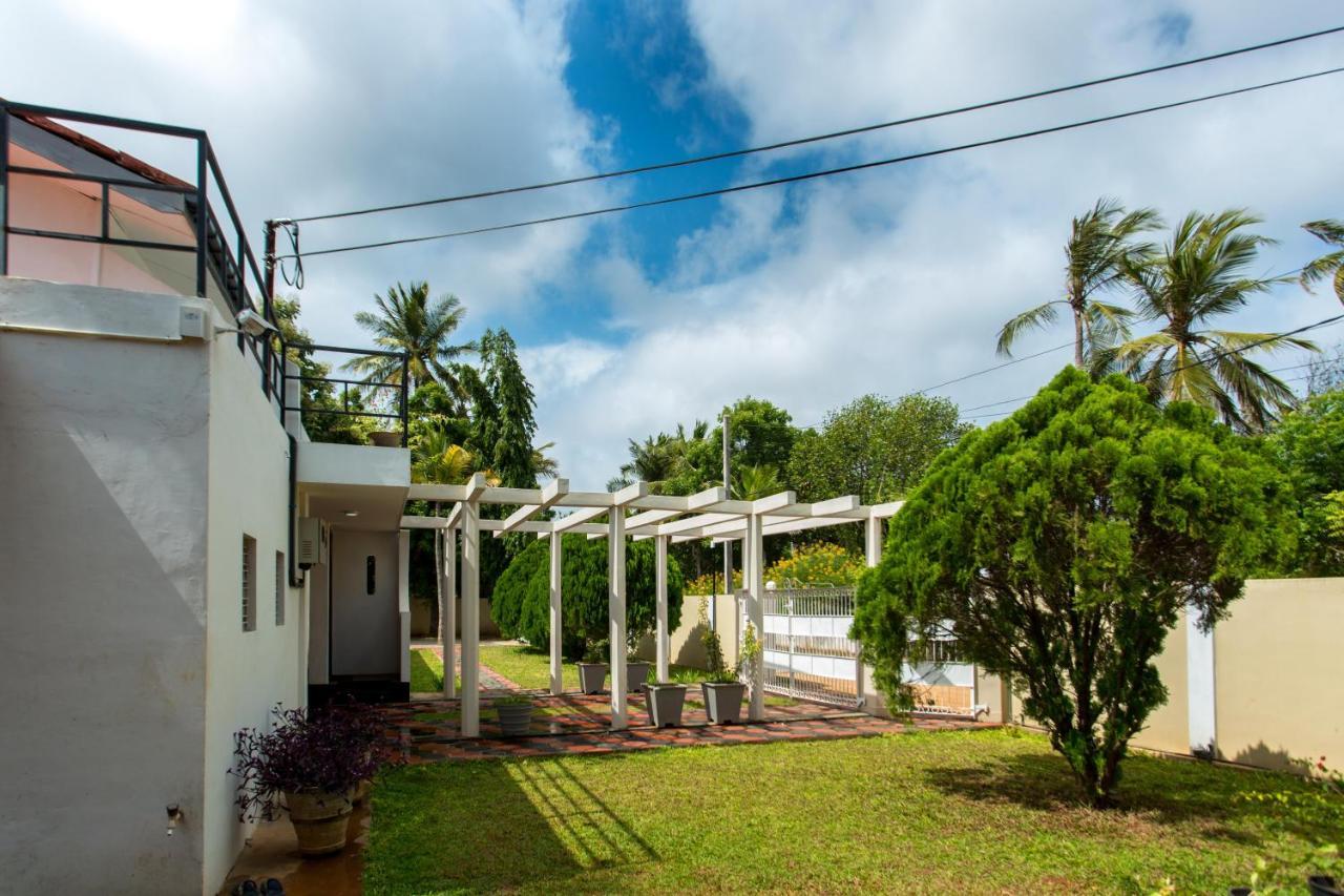 Dayanithi Guest House Jaffna Esterno foto
