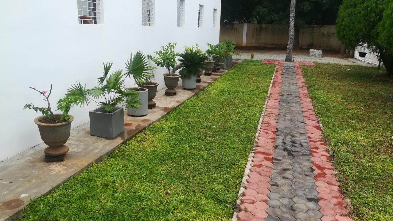 Dayanithi Guest House Jaffna Esterno foto